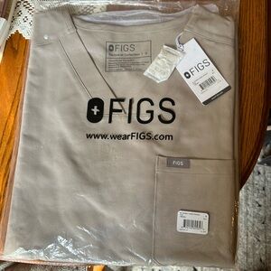 Men’s Figs scrub top